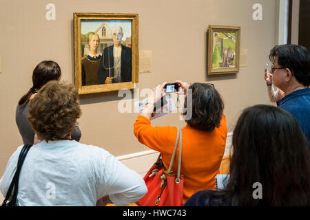 Les personnes à la recherche à l'American Gothic de Grant Wood à l'Art Institute de Chicago. Banque D'Images