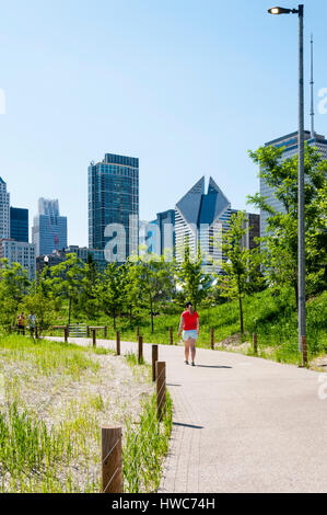 Les gens qui marchent sur un chemin dans le Grant Park dans le quartier de la boucle de Chicago Banque D'Images