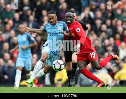 Manchester City's Raheem Sterling (à gauche) et Liverpool's Sadio Mane bataille pour la balle durant le premier match de championnat à l'Etihad Stadium, Manchester. Banque D'Images