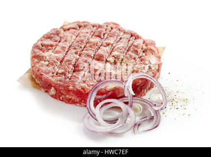 Matières de la viande hachée avec des oignons, du poivre et du sel pour faire un burger isolé sur fond blanc Banque D'Images