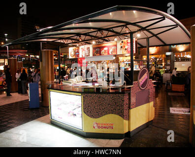 Un Dunkin Donuts kiosque à un centre commercial dans la Mira Flores de Lima, Pérou, le 5 novembre 2005. Crédit photo : Francis Specker Banque D'Images