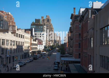 Une vue le long Ouest 14e de l'exécution de la ligne haute entre Chelsea et le Meatpacking District Manhattan New York USA Banque D'Images