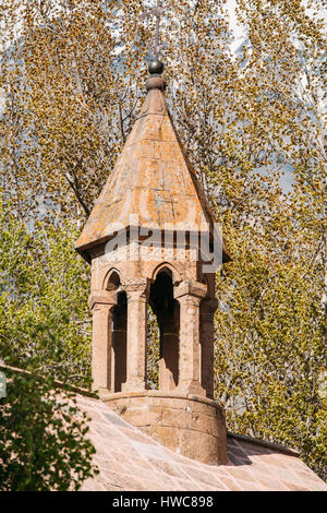 Petite église à Kazbegi Stepantsminda Village de Géorgie. Banque D'Images