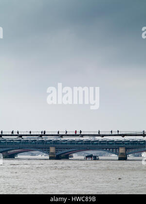 La marche sur le pont du millénaire Banque D'Images