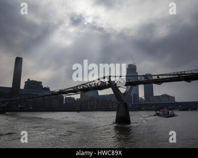 La marche sur le pont du millénaire Banque D'Images