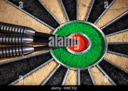 Ensemble de 3 anciennes de fléchettes fléchettes faits de bois et de plumes  de plomb métal couché sur feuille de métal rouillé en lumière chaude Photo  Stock - Alamy