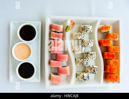 Sushi colorés sur fond blanc, plaque à motifs Banque D'Images