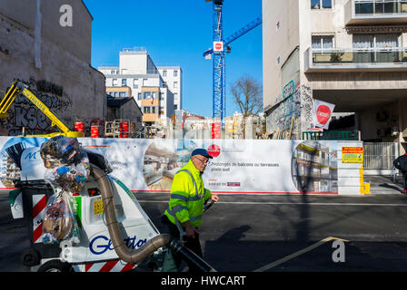 Montreuil, France, homme, nettoyeur de rue se réveillant devant, chantier de construction de nouveaux bâtiments, centre ville, affiches sur mur, rue de banlieue, banlieue parisienne, projets de logements, Banque D'Images