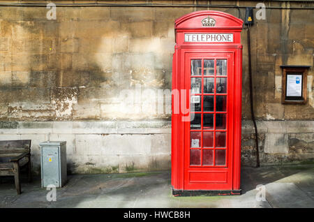 Une cabine téléphonique rouge classique dans le quartier financier de Londres Banque D'Images