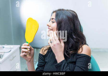 Contrôle des dents en miroir. Banque D'Images