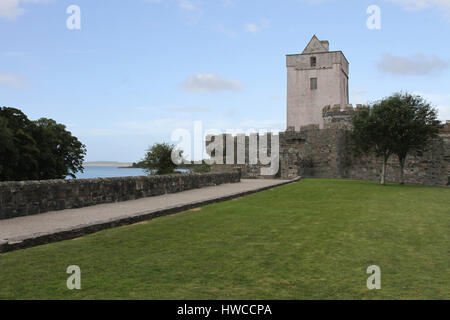 Doe Castle, près de Creeslough, sur les rives de la baie de Sheephaven, comté de Donegal, Irlande. Banque D'Images