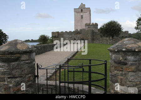 Doe Castle, près de Creeslough, sur les rives de la baie de Sheephaven, comté de Donegal, Irlande. Banque D'Images