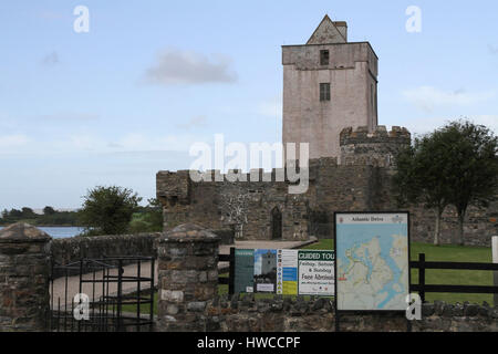 Doe Castle, près de Creeslough, sur les rives de la baie de Sheephaven, comté de Donegal, Irlande. Banque D'Images