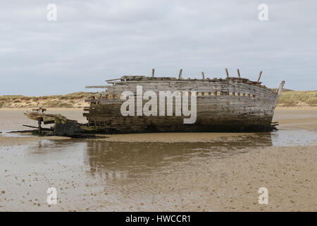 L'épave d'un bateau de pêche en bois à Bunbeg, comté de Donegal, Irlande. L'épave est connu comme mauvais Eddie's (bateau de pêche). Banque D'Images