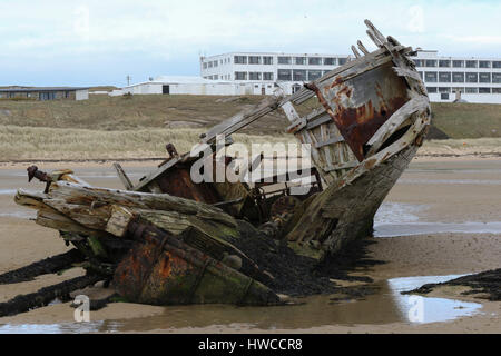 L'épave d'un bateau de pêche en bois à Bunbeg, comté de Donegal, Irlande. L'épave est connu comme mauvais Eddie's (bateau de pêche). Banque D'Images