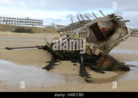 L'épave d'un bateau de pêche en bois à Bunbeg, comté de Donegal, Irlande. L'épave est connu comme mauvais Eddie's (bateau de pêche). Banque D'Images