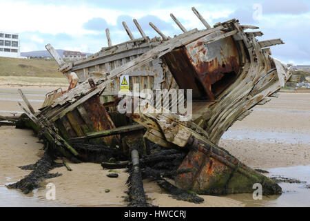 L'épave d'un bateau de pêche en bois à Bunbeg, comté de Donegal, Irlande. L'épave est connu comme mauvais Eddie's (bateau de pêche). Banque D'Images