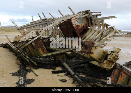 L'épave d'un bateau de pêche en bois à Bunbeg, comté de Donegal, Irlande. L'épave est connu comme mauvais Eddie's (bateau de pêche). Banque D'Images