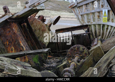 L'épave d'un bateau de pêche en bois à Bunbeg, comté de Donegal, Irlande. L'épave est connu comme mauvais Eddie's (bateau de pêche). Banque D'Images