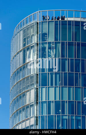 Les gens sur l'affichage de la plate-forme, KölnTriangle office building, Triangle, LVR Tower, Cologne, Rhénanie du Nord-Westphalie, Allemagne Banque D'Images