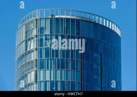 Les gens sur l'affichage de la plate-forme, KölnTriangle office building, Triangle, LVR Tower, Cologne, Rhénanie du Nord-Westphalie, Allemagne Banque D'Images