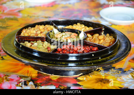 Lahpet birmane traditionnelle salade, faite de feuilles de thé fermenté, servi avec des noix, les haricots et les graines germées Banque D'Images