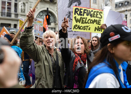 Londres, Royaume-Uni. 18 Mar, 2017. Des manifestants à Picadilly Circus à un anti-racisme contre le racisme des Nations Unies sur mars jour faire face à une poignée d'extrême droite La Grande-Bretagne Premier contre-manifestants. Des centaines contre le racisme, l'islamophobie et l'antisémitisme ont marché de Portland Place à la place du Parlement. Credit : Jacob/Sacks-Jones Alamy Live News. Banque D'Images