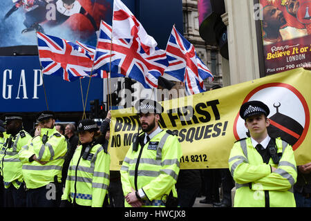 Londres, Royaume-Uni. 18 Mar, 2017. Dix à vingt extrême droite protestataires de la Grande-Bretagne Premier groupe s'opposent à un anti-racisme mars à centre de Londres sur la lutte contre le racisme des Nations Unies 24. Des centaines de manifestants ont marché de Portland Place à la place du Parlement pour appeler à une fin au racisme, l'islamophobie et l'antisémitisme. Credit : Jacob/Sacks-Jones Alamy Live News. Banque D'Images