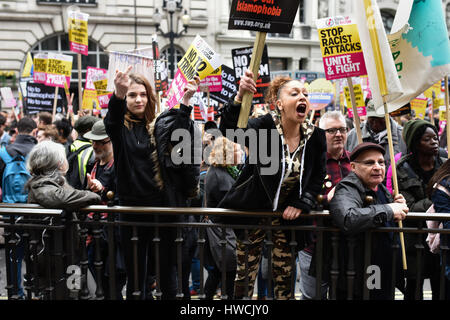 Londres, Royaume-Uni. 18 Mar, 2017. Des manifestants à Picadilly Circus à un anti-racisme contre le racisme des Nations Unies sur mars jour faire face à une poignée d'extrême droite La Grande-Bretagne Premier contre-manifestants. Des centaines contre le racisme, l'islamophobie et l'antisémitisme ont marché de Portland Place à la place du Parlement. Credit : Jacob/Sacks-Jones Alamy Live News. Banque D'Images