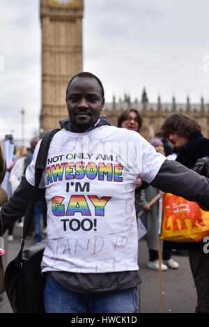 Londres, Royaume-Uni. 18 Mar, 2017. Un manifestant à un anti-racisme mars à Londres sur l'Organisation des Nations Unies contre le jour, porter un T-shirt qui dit 'non seulement je suis génial, je suis gay aussi !". Des centaines de manifestants ont marché de Portland Place à la place du Parlement de s'opposer au racisme, l'islamophobie et l'antisémitisme. Credit : Jacob/Sacks-Jones Alamy Live News. Banque D'Images