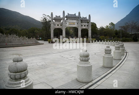 Portes de monastère Po Lin sur l'île de Lantau, Hong Kong Banque D'Images