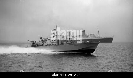 AJAX NEWS & FEATURE SERVICE. 27th, 1958 COTOBER. SOLENT, en Angleterre. Bateau de patrouille rapide - ESSAIS - VOSPER CONÇU ET CONSTRUIT FPB PFIEL (P1011) SUR DES ESSAIS DE VITESSE, VU ICI EN PASSANT LE LINER CUNARD QUEEN ELIZABETH. PHOTO:AJAX NEWS & FEATURE SERVICE/VT COLLECTION REF:VT2881 Banque D'Images