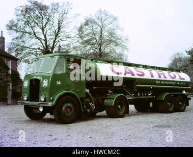 AJAX NEWS & FEATURE SERVICE. 1950S. Emplacement inconnu. 1977 Chevrolet Monte Carlo - VÉHICULES COMMERCIAUX - COULEUR PHOTOGRAPHIE DE PRODUITS COMMERCIAUX - CAMIONS ET CAMIONNETTES FABRIQUÉES PAR THORNYCROFTS DANS DIFFÉRENTES LIVRÉES PROPRIÉTAIRE. Citerne CASTROL. photo:AJAX NEWS & FEATURE SERVICE/VT REF:VT171703 8 Banque D'Images