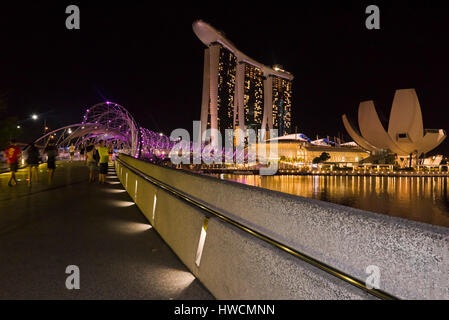 L'Asie du Sud Est, Singapour, Singapura, Jan 2017 vue horizontale de l'Hélix Bridge, Marina Bay Sands Hotel et musée ArtScience nuit à Singapour Banque D'Images