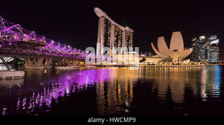 Panoramique horizontal (2 photo stitch) vue de l'Helix Bridge, Marina Bay Sands Hotel et l'ArtSc Banque D'Images