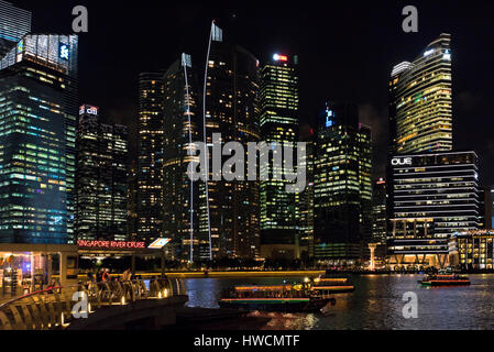 Vue horizontale de la Singapore River Cruise Terminal à Singapour de nuit. Banque D'Images