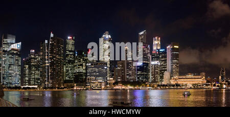 L'Asie du Sud Est, Singapour, Singapura, Jan 2017 panoramique horizontal (photo 2) vue sur le quartier central des affaires de nuit à Singapour. Banque D'Images