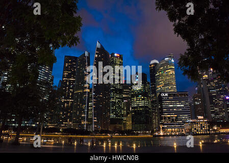 L'Asie du Sud Est, Singapour, Singapura, Jan 2017 Vue de nuit horizontale du Quartier Central des Affaires de nuit à Singapour. Banque D'Images