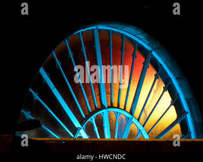 Blue lumière projetée sur la gare de Buxton's grand ventilateur Fenêtre (Répertorié, catégorie 2) qui est la dernière partie de la London & NO Railway Station Banque D'Images