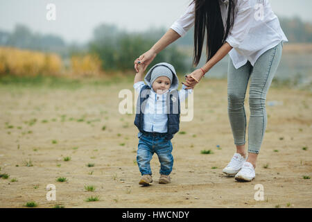 Maman avec enfant préadolescent en plein air randonnée Banque D'Images