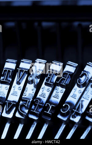 Types d'une vieille machine à écrire. Photo symbolique de la communication dans l'ancien temps, von alten Schreibmaschine Silver. Symbolfoto für Kommunikation dans frühe Banque D'Images