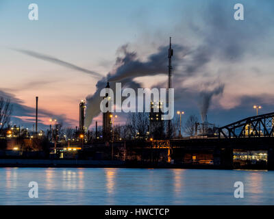 L'Autriche, Linz, zone industrielle de la soirée., Österreich, Industriegelände am abend. Banque D'Images