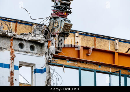 Une ancienne maison de bureau s'arrache pour faire place à un nouveau bâtiment, Ein älteres Bürohaus wird abgerissen um für einen Neubau Platz zu machen Banque D'Images