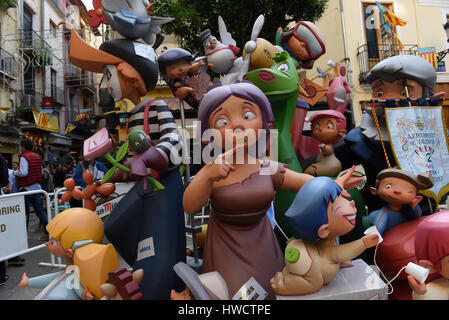 Valence, Espagne. Mar 19, 2017. 'Ninots' (les marionnettes ou poupées) sont affichées au cours de la 'Fallas' Festival à Valence, en Espagne. Credit : Jorge Sanz/Pacific Press/Alamy Live News Banque D'Images