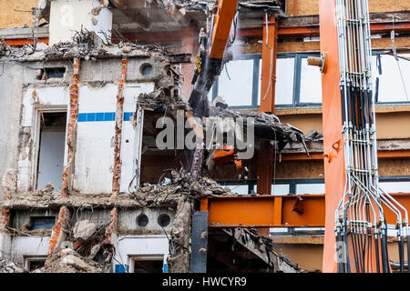 Une ancienne maison de bureau s'arrache pour faire place à un nouveau bâtiment, Ein älteres Bürohaus wird abgerissen um für einen Neubau Platz zu machen Banque D'Images