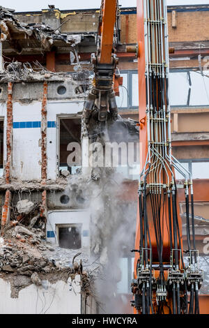 Une ancienne maison de bureau s'arrache pour faire place à un nouveau bâtiment, Ein älteres Bürohaus wird abgerissen um für einen Neubau Platz zu machen Banque D'Images