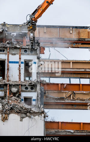 Une ancienne maison de bureau s'arrache pour faire place à un nouveau bâtiment, Ein älteres Bürohaus wird abgerissen um für einen Neubau Platz zu machen Banque D'Images