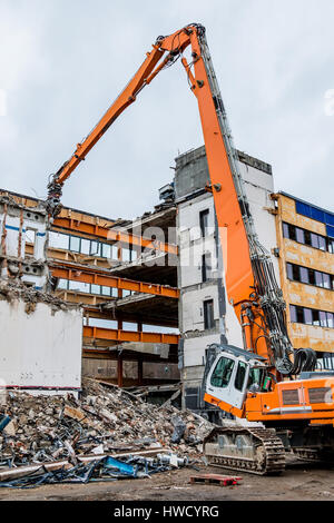 Une ancienne maison de bureau s'arrache pour faire place à un nouveau bâtiment, Ein älteres Bürohaus wird abgerissen um für einen Neubau Platz zu machen Banque D'Images