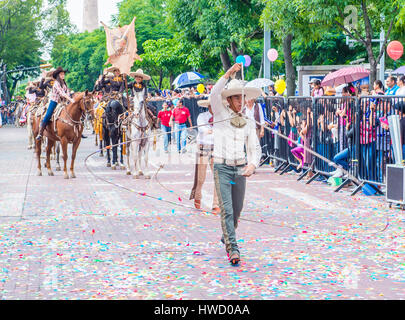 GUADALAJARA , MEXIQUE - 19 AOÛT 28 : Les participants à une parde au cours de la 23e International Mariachi Charros & festival à Guadalajara au Mexique le 28 août , Banque D'Images