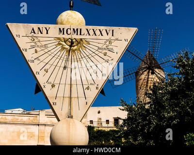 Un cadran solaire dans la ville de Palma sur Mallora, Spa ?ien., Eine Sonnenuhr dans der Stadt Palma auf Mallora, Spanien. Banque D'Images